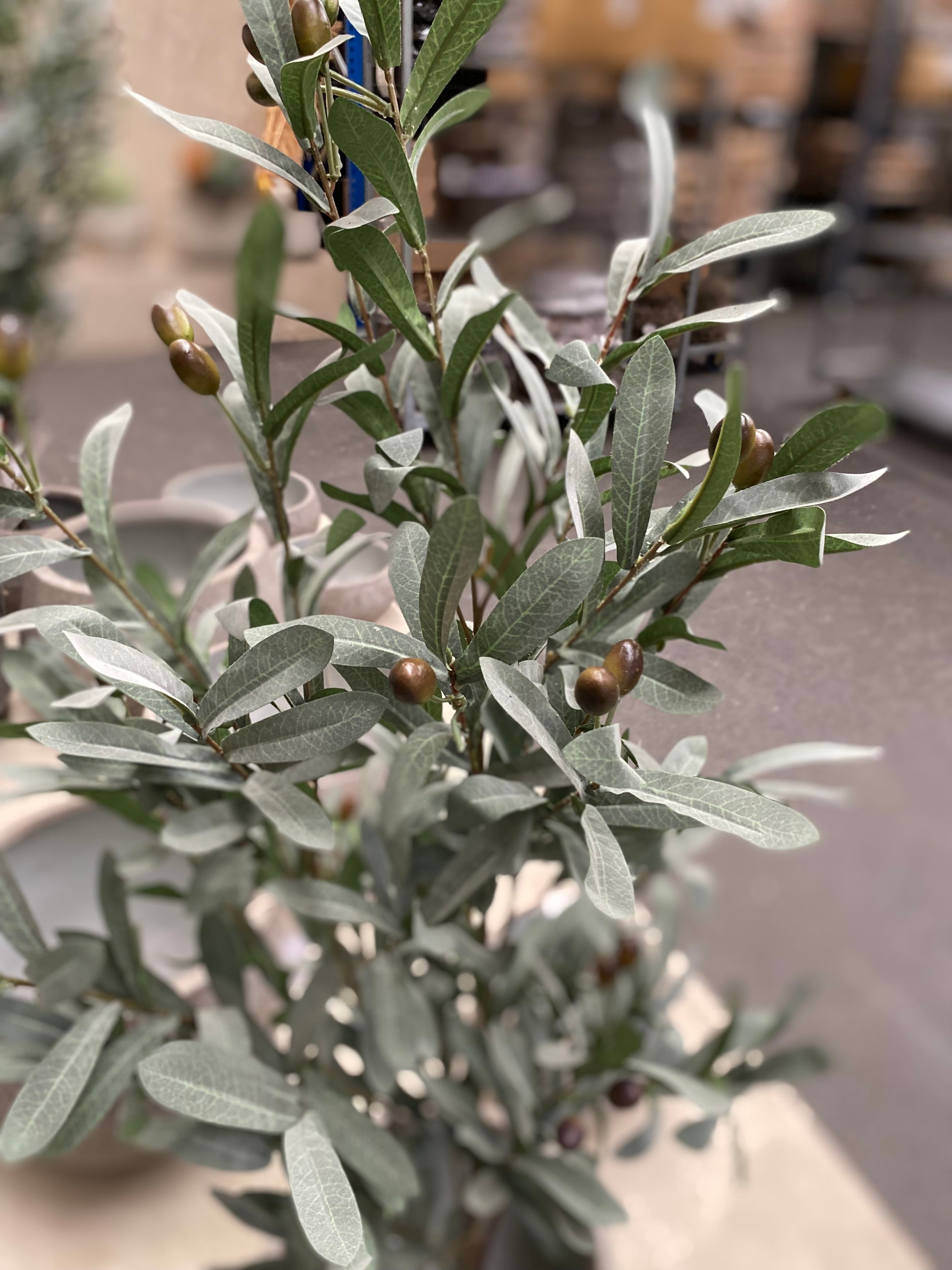 Artificial flowers and plants